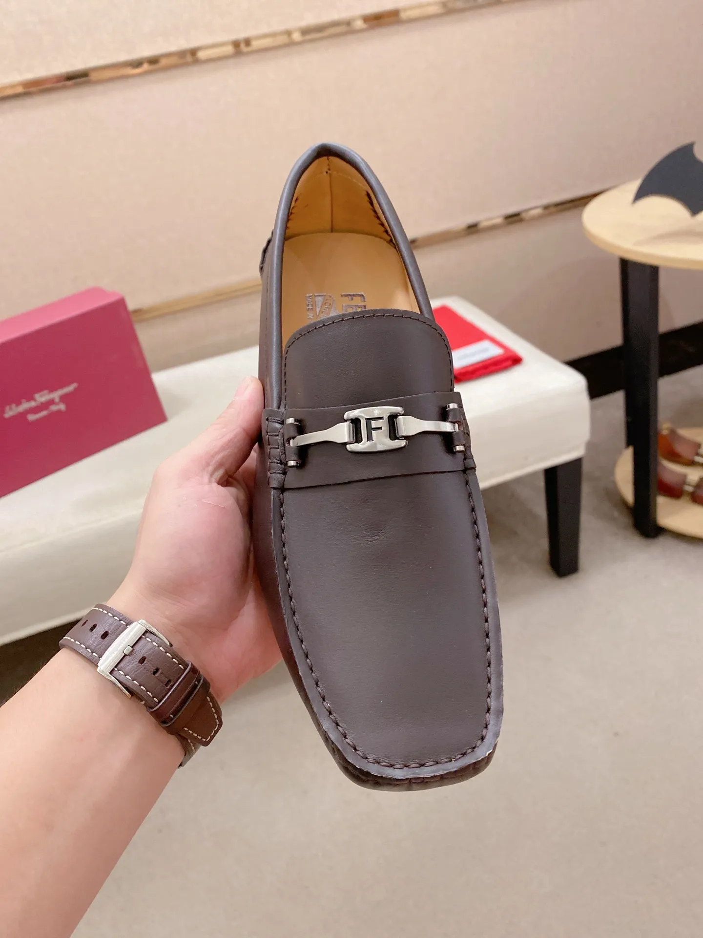 Factory price: 540💰High-end quality! Ferragamo🆕🆕Exclusive hot-selling products in stock🔥🔥New products on the shelves, high-quality Ferragamo men's pea shoes, high-end casual driving shoes, with complete packaging! 💪 💪 Material: imported first-layer cowhide 🐂 + imported high-quality water-dyed cowhide lining + wear-resistant outsole 👍🏻👍🏻 Features: high-end and comfortable, purely handmade 🚀 🚀 Create the perfect shoe that suits you best 🔥 🔥 Size: (38-44) 45 standard size can be customized!